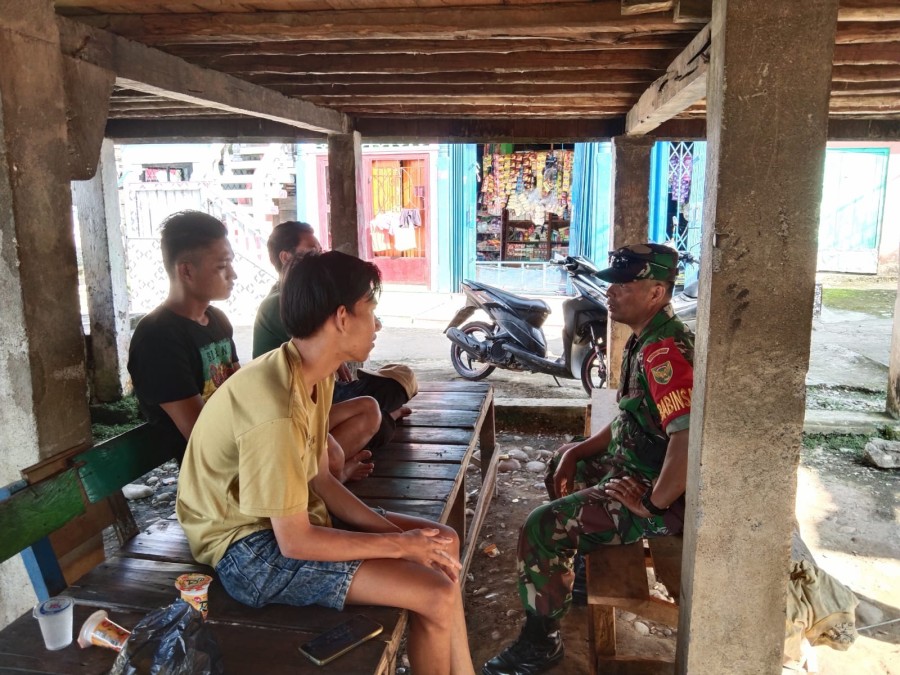 Cegah Kenakalan Remaja sejak Dini, Babinsa Komsos Dengan Pemuda Desa Binaan