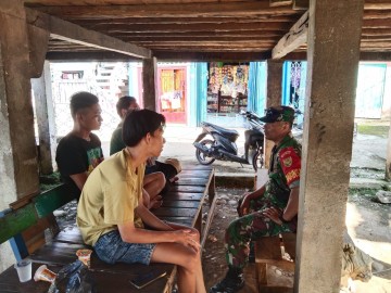 Cegah Kenakalan Remaja sejak Dini, Babinsa Komsos Dengan Pemuda Desa Binaan