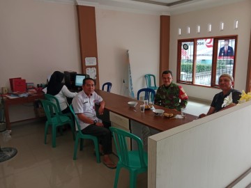 Babinsa Koramil 406-08/Lubuklinggau Serka Ari Melaksanakan Komsos Di wilayah Binaan.