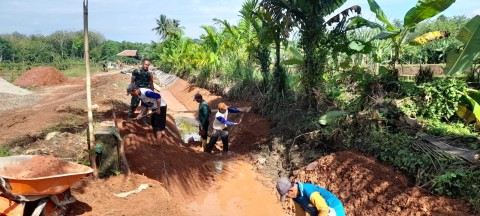Babinsa koramil 406-06/Tugumulyo sinergi bersama masyarakat gotong royong bikin derenas di wilayah binaan