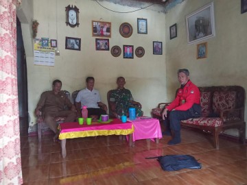 Babinsa melaksanakan komsos di desa binaan membahas Tingkatkan Kerjasama Yang Baik