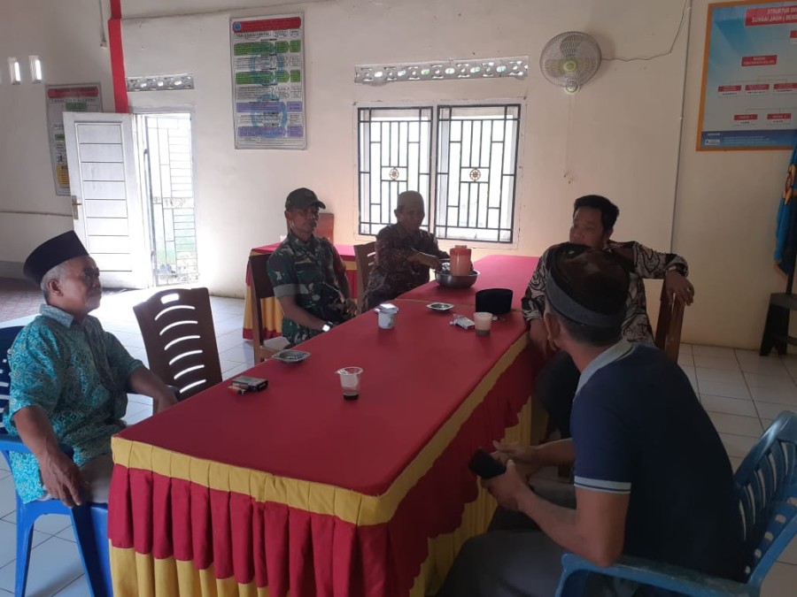 Pererat Sinergitas, Babinsa Melaksanakan giat Komsos bersama prangkat Desa Binaan