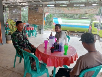Cuaca mendung dan Angin kencang, Babinsa tetap semangat Melaksanakan giat komsos di Desa Binaan Bersama warga