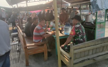 Babinsa Ajak Warga Jaga Kebersihan Lingkungan memasuki Musim Penghujan