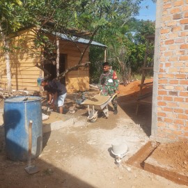 Babinsa Memonitoring Pembangunan Rumah Warga di Kelurahan Lubuk Tanjung