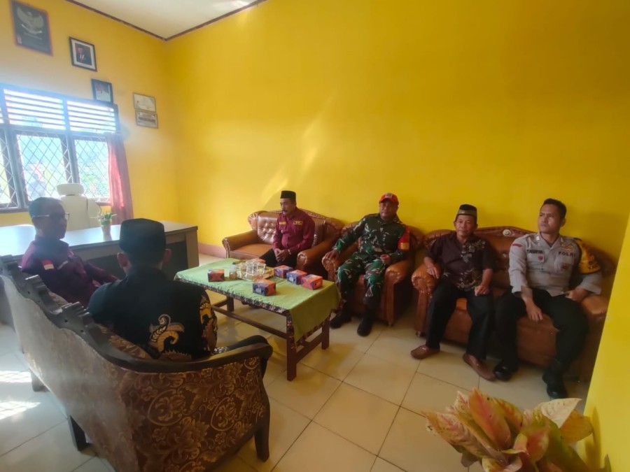 Bincang santai, Babinsa Melaksanakan giat komsos di Desa binaan