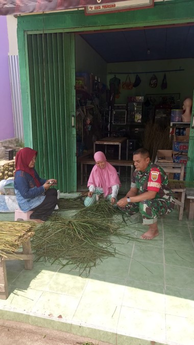 Hampiri ibu-ibu Membuat kerajinan, Babinsa Melaksanakan giat komsos di Desa binaan