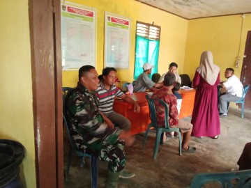 Babinsa Koramil 406-05/Muara Kelingi Dampingi Warga dalam Penyaluran BPNT di Desa Air Beliti