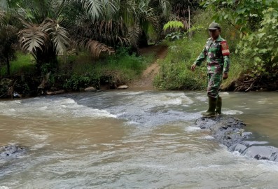 Pemantauan Arus Sungai oleh Babinsa Koramil 406-10/Linggau Timur