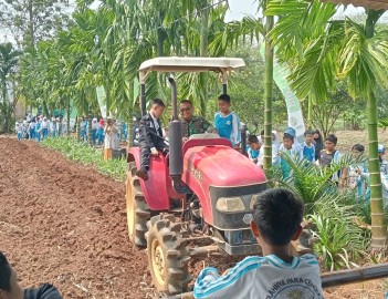 Kunjungan Edukatif SDIT Mutiara Cendikia di Kodim 0406/ Lubuklinggau pengenalan tanaman singkong oleh serka Adi Santoso