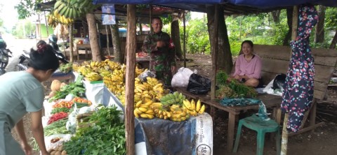 Babinsa Koramil 406-08/Lubuklinggau Melaksanakan Komsos Bersama Pedagang di Kelurahan Pelita Jaya.