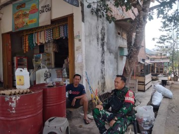 Kegiatan Komsos dan Anjang Sanah Babinsa Koramil 406-05/Muara Kelingi Pantau Harga Sembako