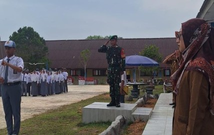 Babinsa Koramil 406-05 Muara Kelingi Pimpin Upacara di SMA Karya Sakti