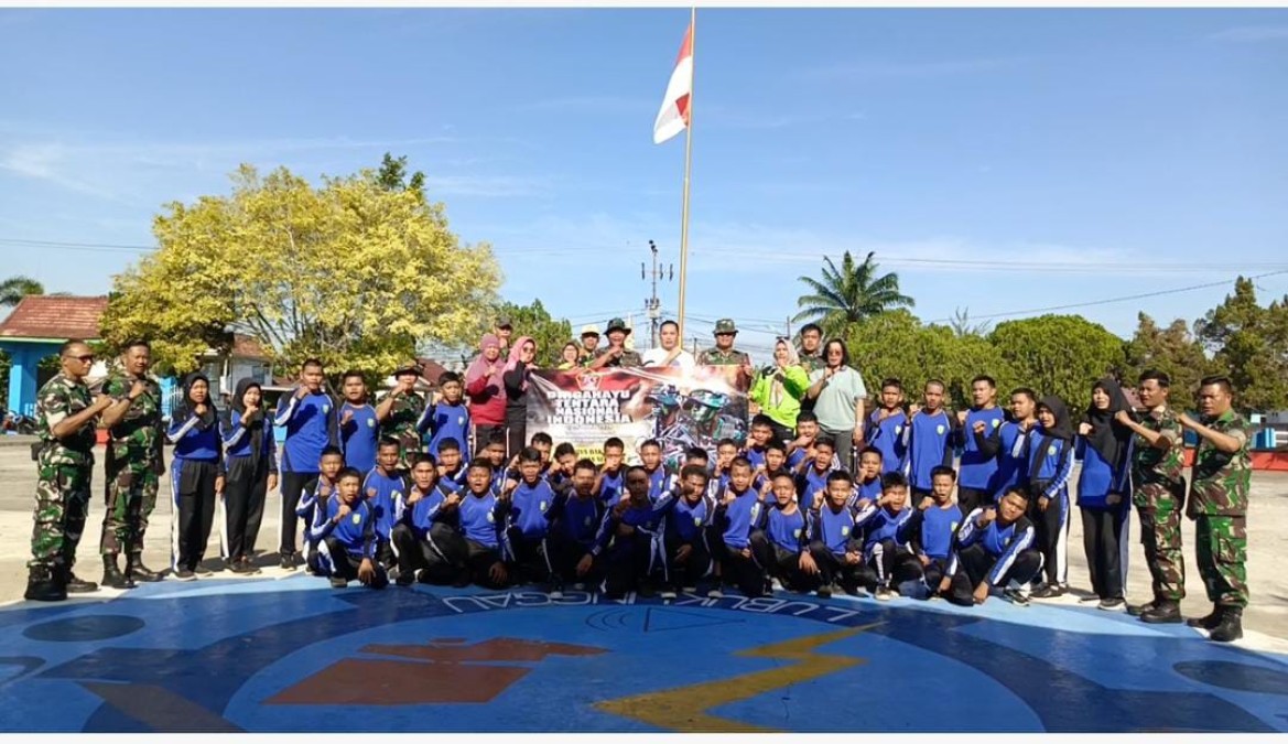 Koramil 406-10/Linggau Timur Bersama SMK N 3 Lubuk Linggau Laksanakan Karya Bhakti Lingkungan Sekolah