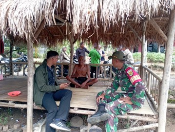 Serda Nusdar Babinsa Koramil 406-06/Tugumulyo Jalin Komsos dengan Masyarakat di PI Mardiharjo Kecamatan Purwodadi