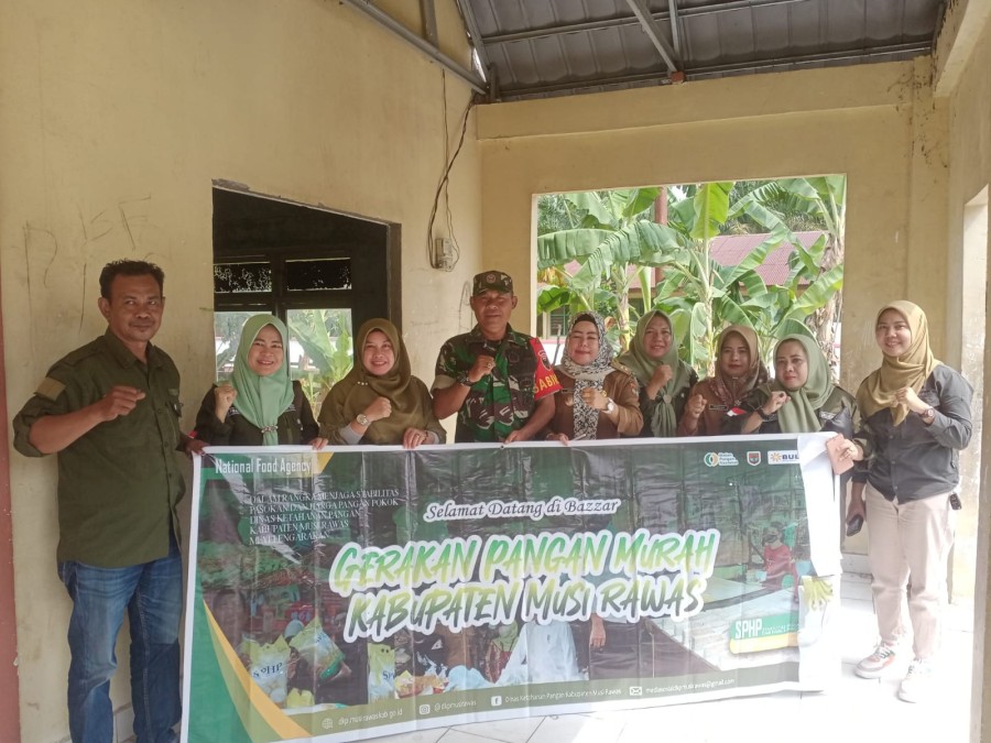Babinsa Koramil 406-04/Muara Lakitan Monitoring Bazsar Gerakan Pangan Murah di Kecamatan Muara Lakitan