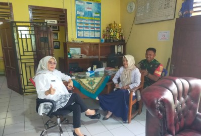 Serma Nurhasripudin Babinsa Koramil 406-10/Linggau timur Jalin Komunikasi Sosial dengan Lurah dan Staf Kelurahan Mesat Seni, Kecamatan Lubuklinggau Timur II