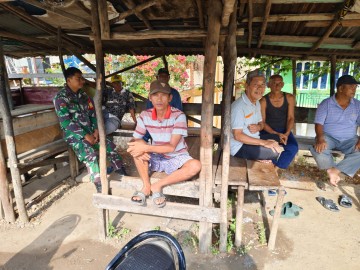 Babinsa Koramil 406-03/Rupit Jalin Keakraban dengan Warga Desa Noman Baru melalui Komsos