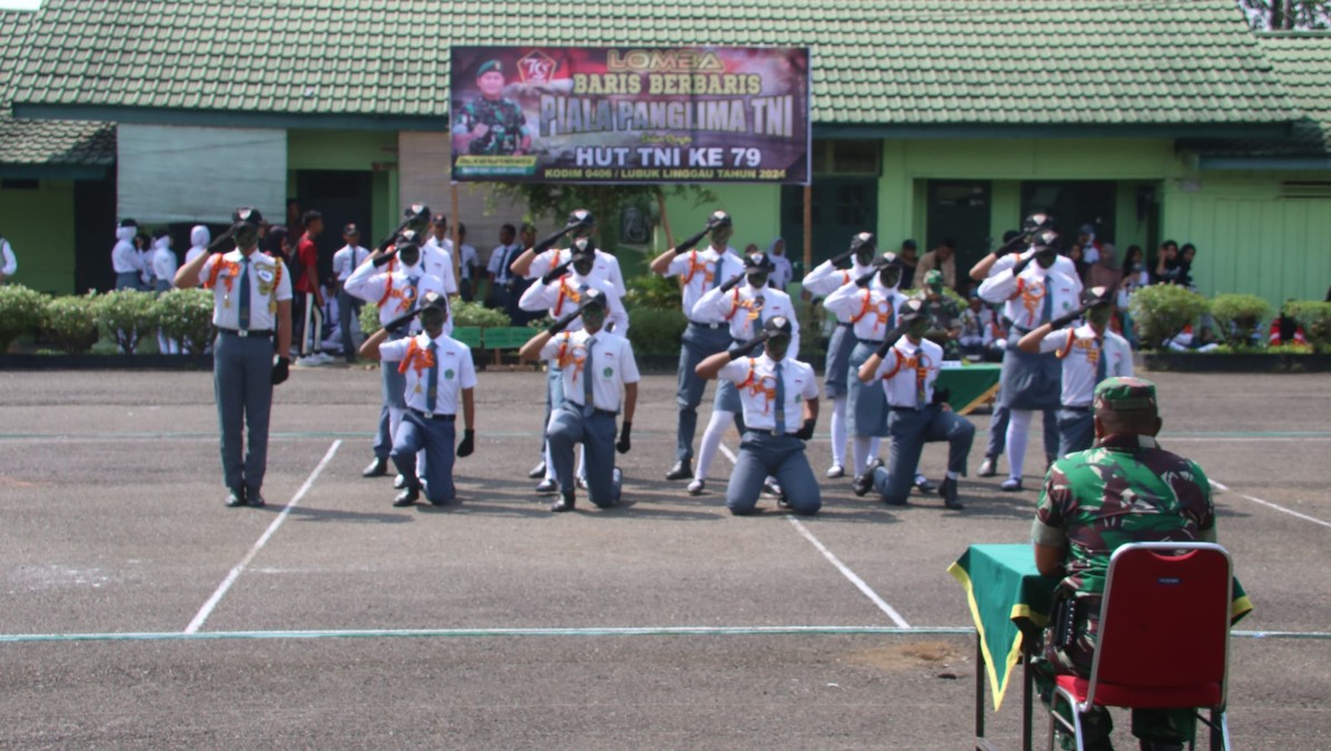 Antusias dan Semangat Pelajar SMA Sederajat Kota Lubuk Linggau pada Lomba PBB Piala Panglima TNI dalam Rangka HUT TNI ke-79 di Kodim 0406 Lubuk Linggau