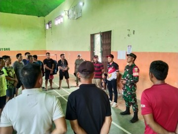 Serda Adi Kasmaja Sambangi Warga yang Bermain Bulutangkis di Desa Mandiangin