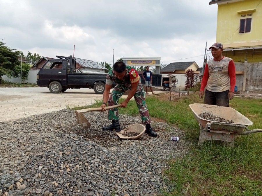 Babinsa Koramil 406-08/Lubuklinggau Monitor Kegiatan Warga dalam Pembuatan Tempat Parkir di Vihara Dahmma Ratana
