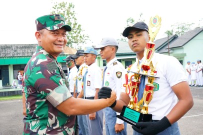 Dandim 0406/Lubuk Linggau Bagikan Hadiah Lomba PBB Piala Panglima TNI dalam Rangka HUT TNI ke-79