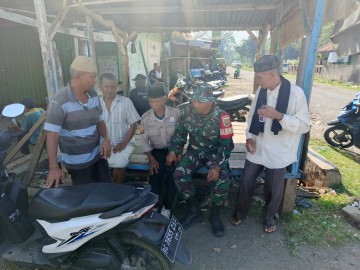 Babinsa Koramil Muara Kelingi Sertu Nopiris Laksanakan Komunikasi Sosial Bersama Tokoh Agama dan Warga
