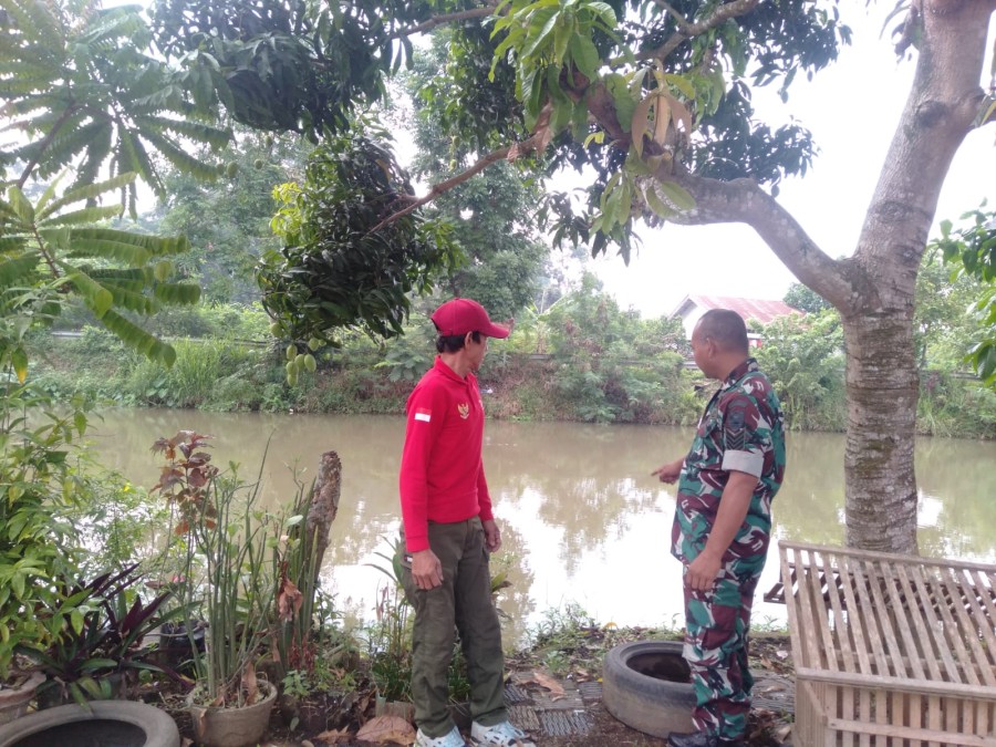 Pemantauan Arus Sungai Kelingi oleh Serma Supriyadi dan Mitra Karib di Wilayah Koramil 406-10/Linggau Timur