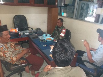 Babinsa Koramil 406-04/Muara Lakitan Serda MB Simanjuntak Jalin Komunikasi Sosial dengan Kepala Desa dan Tokoh Masyarakat di Desa Marga Baru Tran Subur