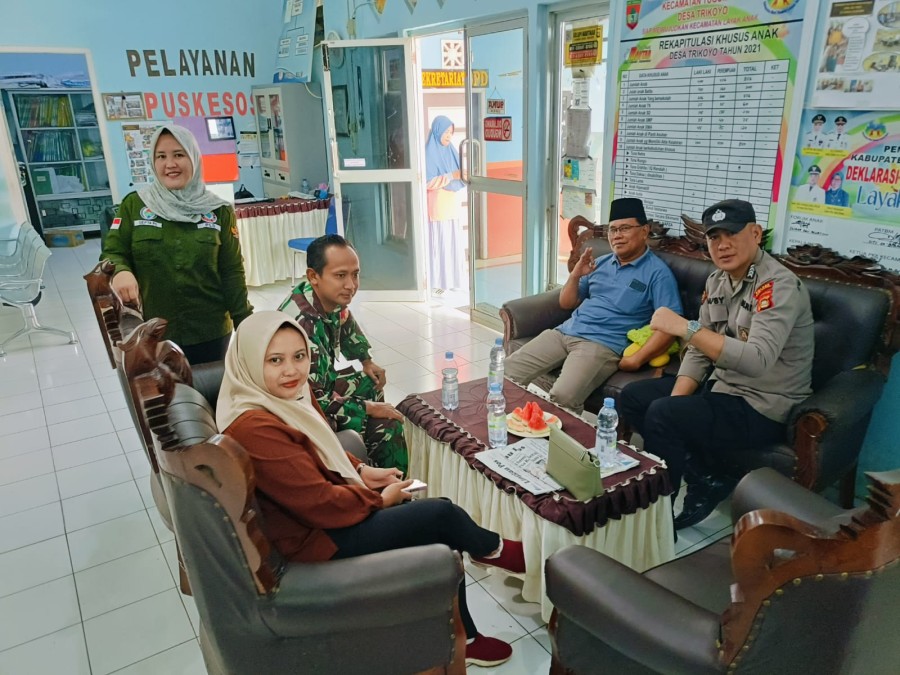 Babinsa Sertu Agus Y dan Babinkamtibmas Tingkatkan Sinergi dalam Menjalin Komsos dengan Masyarakat di Desa Trikoyo