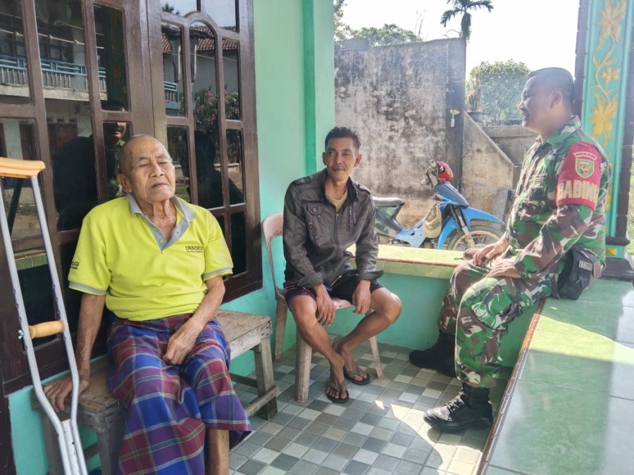 Babinsa Koramil 406-05/Muara Kelingi Serda Rama Doni Kunjungi Bapak Husni untuk Tingkatkan Silaturahmi