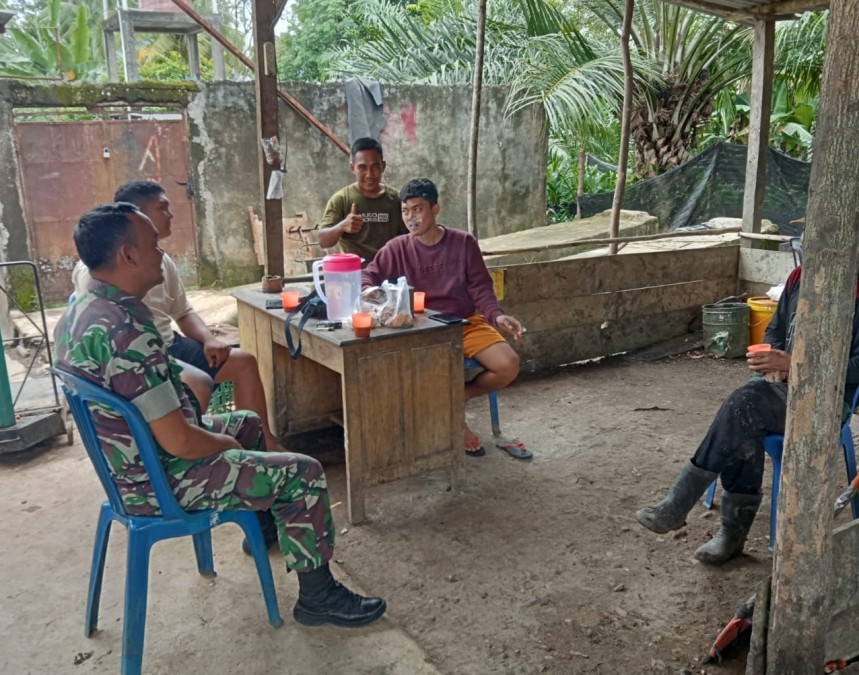 Sertu Jiki Apriyadi Jalin Komunikasi Sosial Kamtibmas dengan Masyarakat Desa Rantau Alih