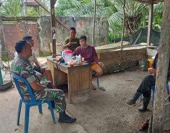 Sertu Jiki Apriyadi Jalin Komunikasi Sosial Kamtibmas dengan Masyarakat Desa Rantau Alih