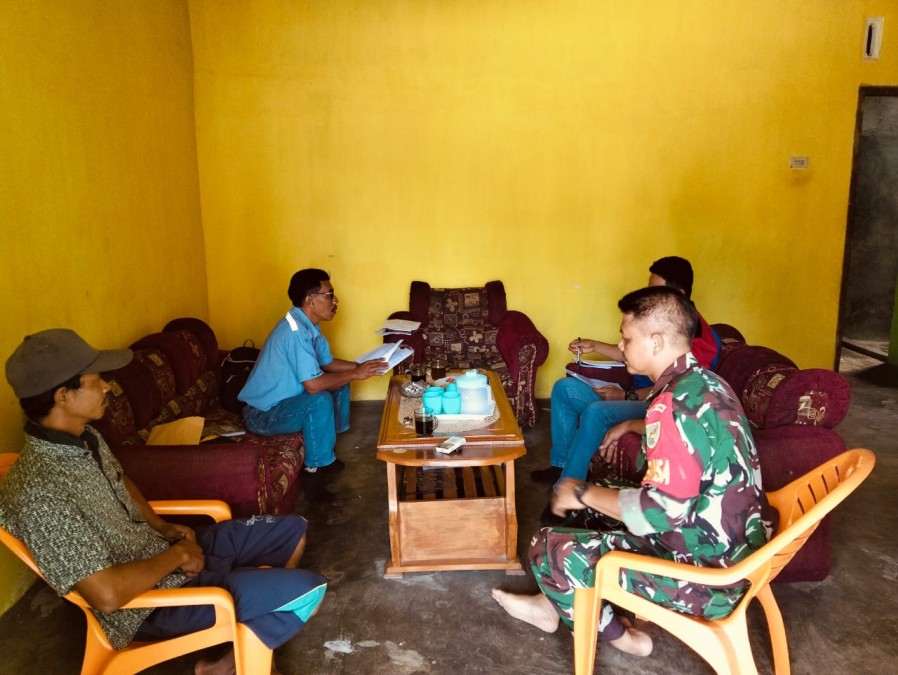 Babinsa Koramil 406-04/Tugumulyo Jalin Komunikasi Sosial dengan Masyarakat Desa SP 5 Tri Agung Jaya