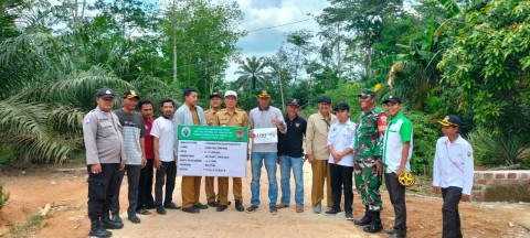 Babinsa Peltu Rohmadani Monitoring Pembangunan Jalan Rabat Beton di Desa Tugu Sempurna