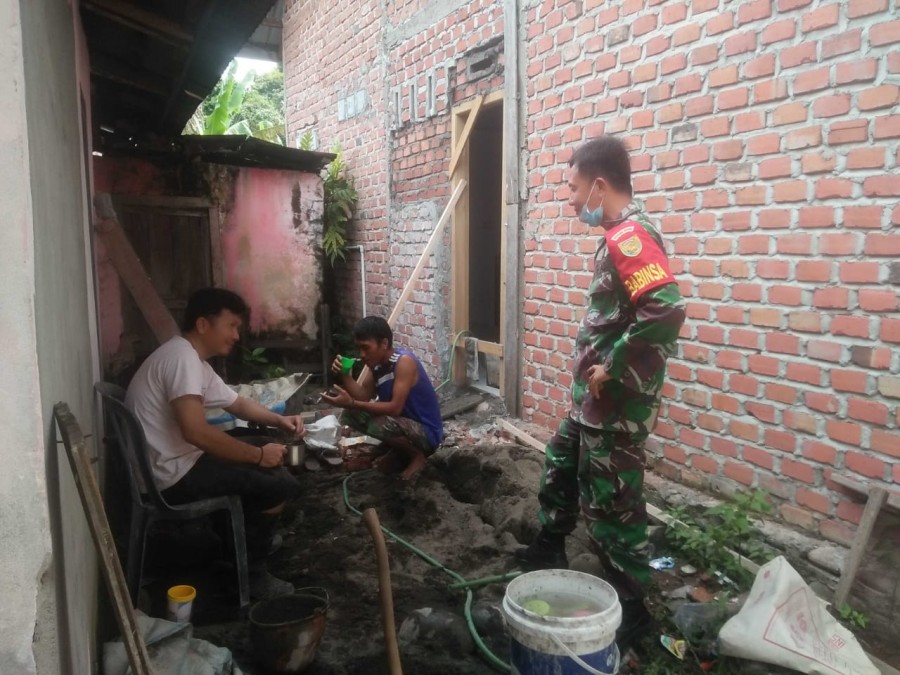 Terus menunjukkan dedikasinya dalam mempererat hubungan dengan warga Binaan, Babinsa Laksanakan Komsos dengan Warga Desa Tanjung Beringin