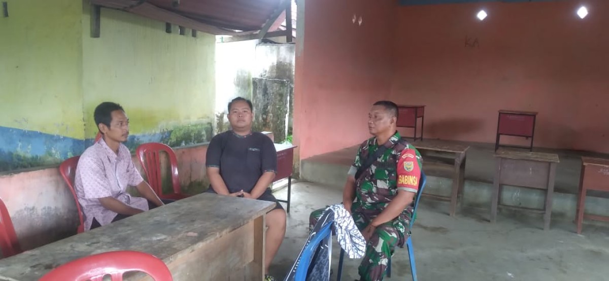 Babinsa Koramil 406-07/Jayaloka Tingkatkan Kerjasama di Wilayah Desa Binaan Melalui Silaturahmi dengan Masyarakat Desa Sukarena