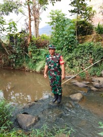 Babinsa Koramil 406-10/LT Pantau Arus Sungai Karang Ketuan untuk Cegah Bencana Banjir