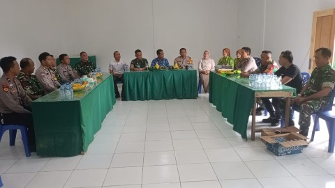 Danramil 406-04/Muara Lakitan Mendapat Kejutan Ulang Tahun TNI Ke-79 dari Kapolsek, Camat, dan Lurah Muara Lakitan