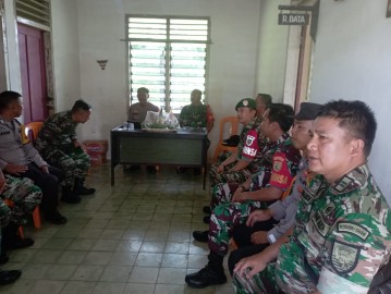 Wakapolsek Muara Beliti Bersama Anggota Polsek Muara Beliti Berikan Ucapan Selamat HUT TNI Ke-79