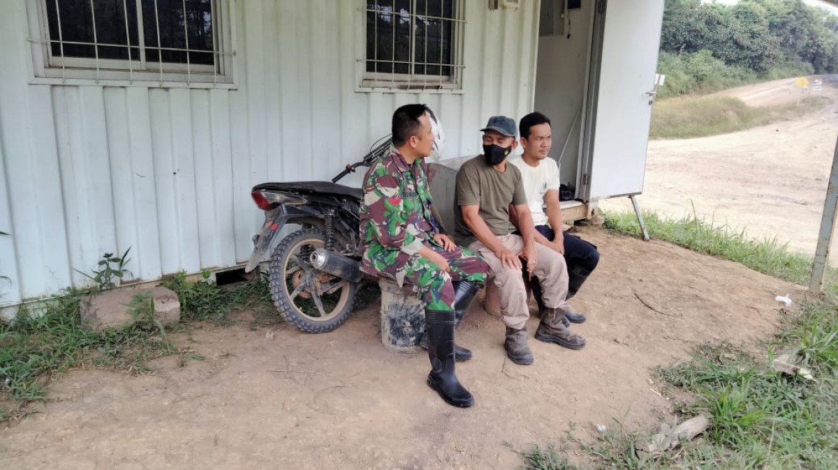 Babinsa Koramil 406-02/Rawas ilir Laksanakan Komsos Mengingatkan Warga Hadapi Musim Hujan