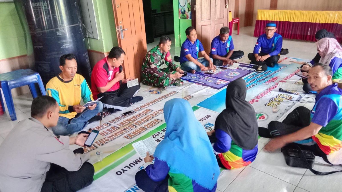 Babinsa Koramil 406-06/Tugumulyo Melaksanakan Komsos dengan Pemdes Melalui Yasinan