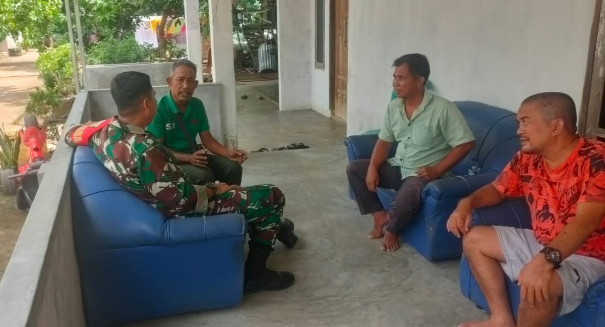 Babinsa Koramil 406-10/lT Serma Asep Juliansyah Jalin Komsos di RT 07, Kelurahan Lubuk Kupang