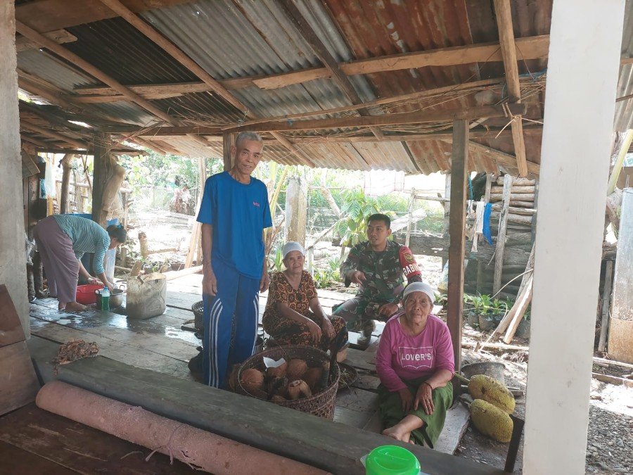 Babinsa Koramil 406-08/Lubuklinggau Kopda Agus Robianto Himbau Masyarakat Jaga Keamanan dan Kesehatan