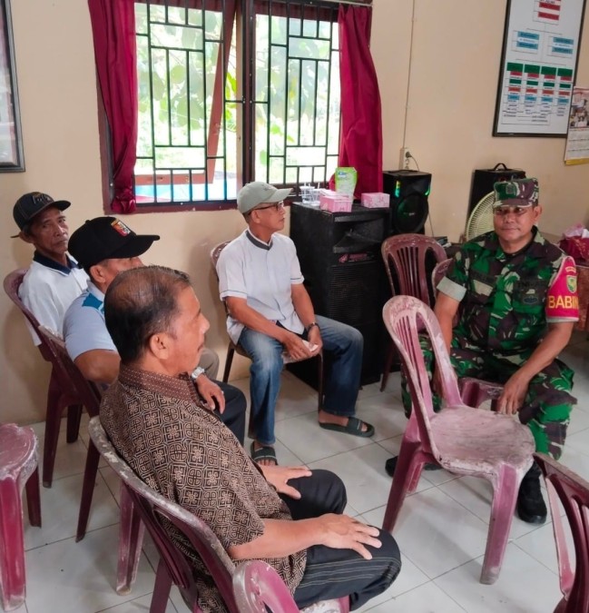 Serma Rusli Koramil 406-01/Rawas Ulu Laksanakan Komsos Bersama Warga di Desa Lesung Batu