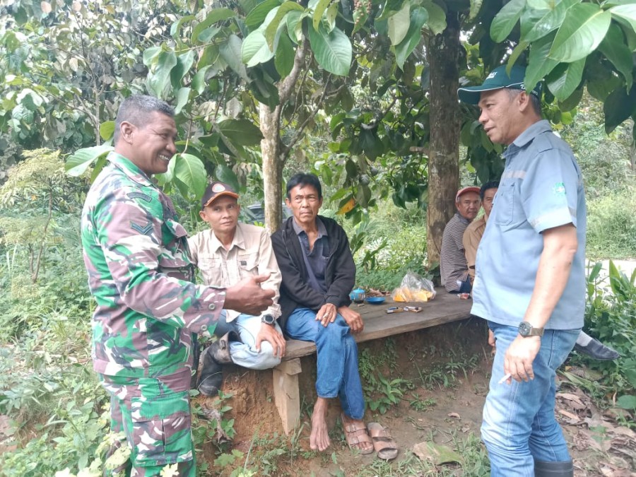 Serda Purwanto, Babinsa Koramil 406-02/Rawas Ilir, Laksanakan Komsos dan Imbau Warga Jauhi Judi Online