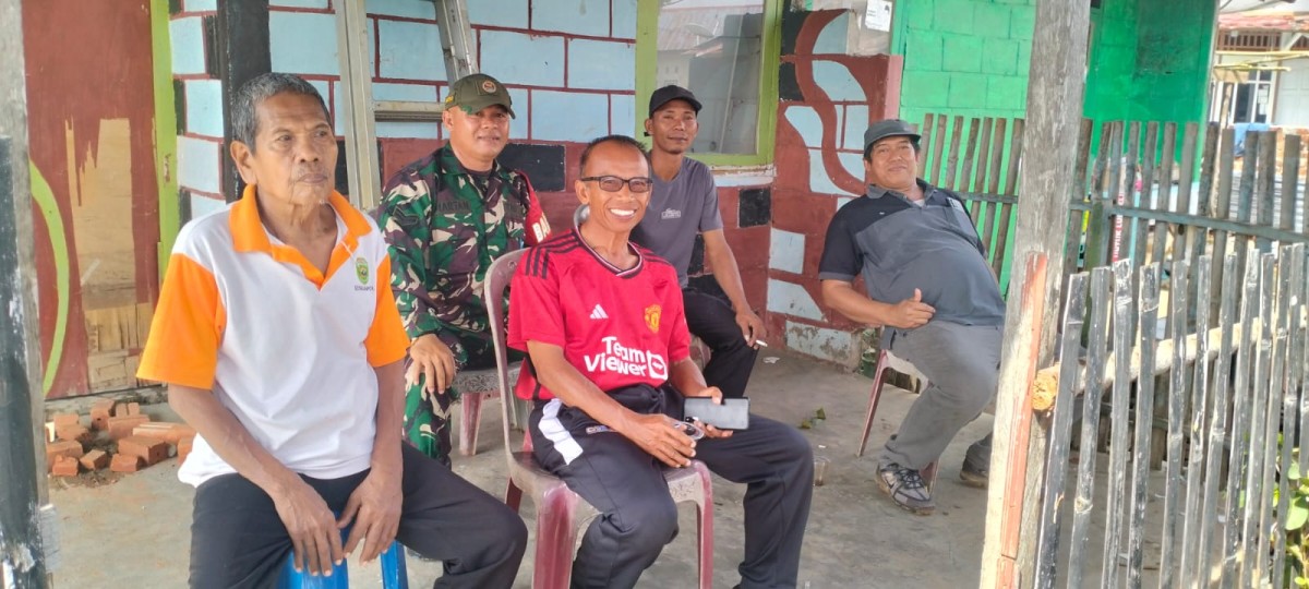 Babinsa Koramil 406-10/Linggau Timur Sertu Martan Melaksanakan Komsos Bersama Warga Taba Lestari