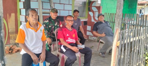 Babinsa Koramil 406-10/Linggau Timur Sertu Martan Melaksanakan Komsos Bersama Warga Taba Lestari