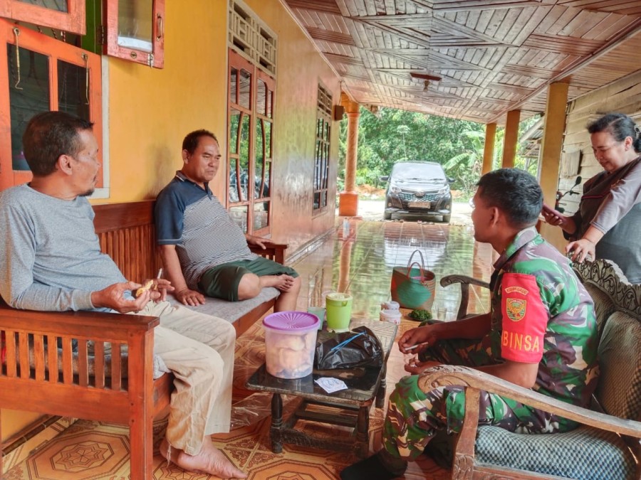 Babinsa Koramil 406-05/Muara Kelingi Laksanakan Kunjungan dan Komsos di Desa Mekar Sari