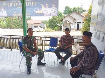 Babinsa Koramil 406-04 / Muara Lakitan Jalin Komunikasi Sosial dengan Tokoh Masyarakat Desa Megang Sakti V